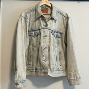 Light wash Levi’s denim jacket.